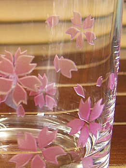 グラス側面に彫刻した「桜の花」のクローズアップ画像