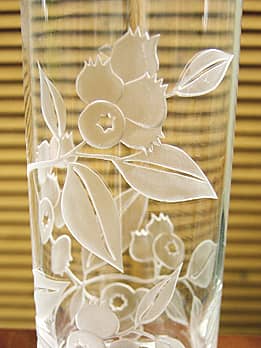 グラス側面に彫刻した「ブルーベリー」のクローズアップ画像