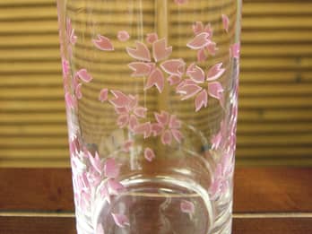 タンブラーグラス側面に彫刻した「桜の花」のクローズアップ画像