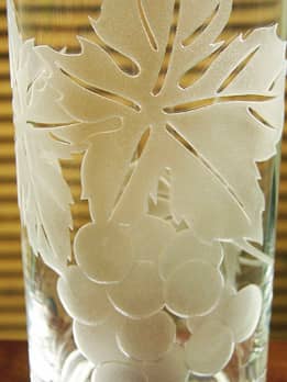グラス側面に彫刻した「ブドウの実と葉」のクローズアップ画像