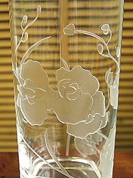 グラス側面に彫刻した「胡蝶蘭」のクローズアップ画像