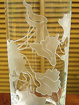 グラス側面に彫刻した「ヤマハギ」のクローズアップ画像
