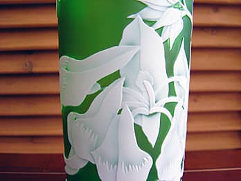 筒型の色被せガラス花瓶の側面に彫刻した、デザートピーのクローズアップ画像