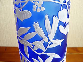 筒型の色被せガラス花瓶の側面に彫刻した「りんどうの花」のクローズアップ画像