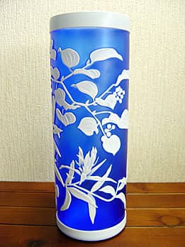 筒型の色被せガラス花瓶の側面に彫刻した「りんどうの花」の画像