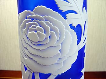 筒型の色被せガラス花瓶の側面に多段彫りした、「ラナンキュラスの花」のクローズアップ画像
