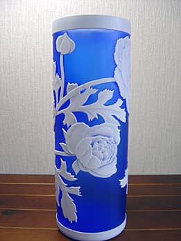 筒型の色被せガラス花瓶の側面に彫刻したラナンキュラスの画像