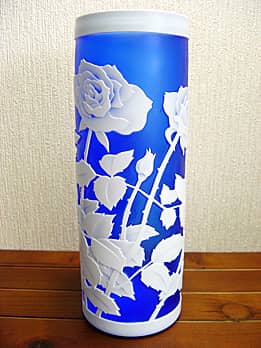 筒型の色被せガラス花瓶の側面に彫刻したバラの花の画像