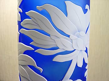 筒型の色被せガラス花瓶の側面に彫刻した、「ルドベキア」のクローズアップ画像