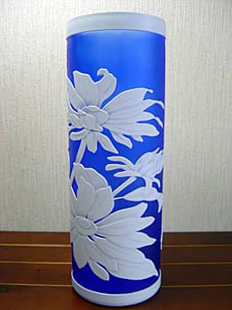 筒型の色被せガラス花瓶の側面に彫刻したルドベキアの画像