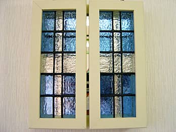 鏡の両サイドに付いているステンドグラス製の扉を閉じた画像