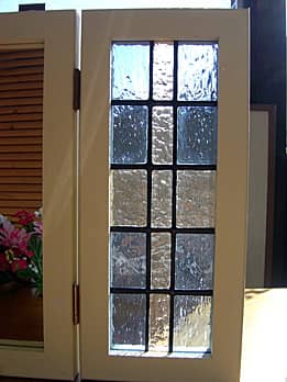 ステンドグラス製の両開きの扉付き鏡 ブルー