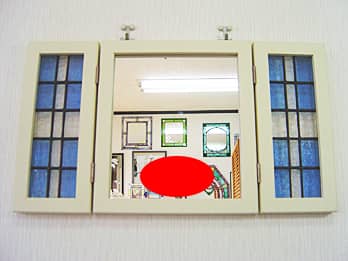 ステンドグラス製の扉付きミラー ブルーの鏡部分に「名前・メッセージ・ロゴマーク」を彫刻する部位