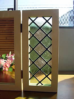 ステンドグラス製の両開きの扉付き鏡 グリーン