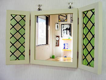壁に掛けたステンドグラス製の扉付きのミラー グリーン