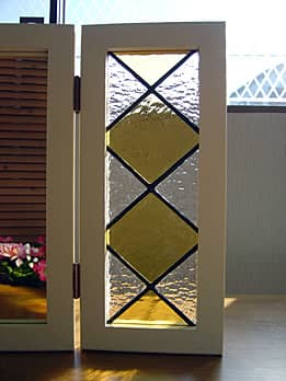 「ステンドグラスの扉付きミラー オレンジ」の扉部のステンドグラスの画像