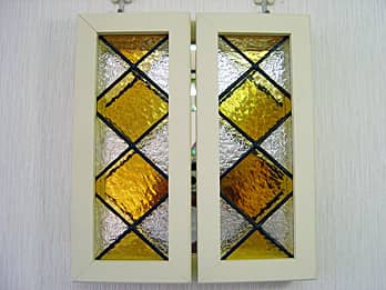 鏡の両サイドに付いているステンドグラス製の扉を閉じた画像