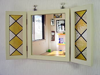 壁に掛けたステンドグラス製の扉付き鏡 オレンジ