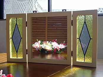 ブルーとイエローのステンドグラスで作った扉を、両サイドに付けたインテリアミラー イエロー