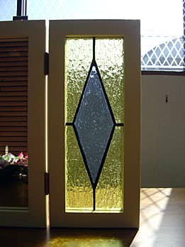 「ステンドグラス製の扉付きミラー イエロー」の扉部のステンドグラスの画像
