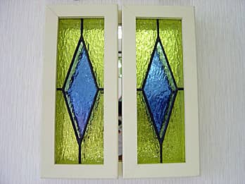「ステンドグラス製の扉付きミラー イエロー」の両開き扉を閉じた状態