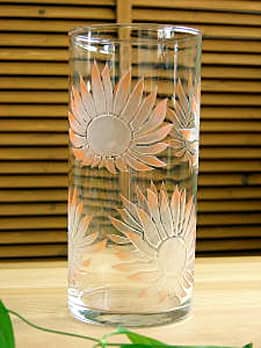 ひまわりの花を側面に彫刻した、円柱形のガラス製フラワーベース
