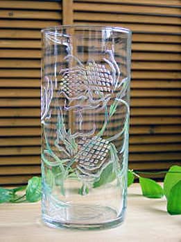 アザミの花を彫刻したガラスベース