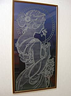 人物の図柄を彫刻したエッチングガラス