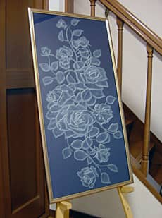 バラの図柄を彫刻したエッチングガラス