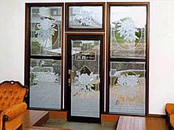 花を彫刻した窓用ガラス