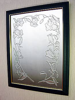 サンドブラストでカンタベリーベルの花を彫刻した鏡