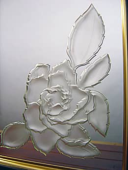 サンドブラストでバラの花を彫刻した鏡