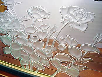 鏡に彫刻した薔薇の花のクローズアップ画像