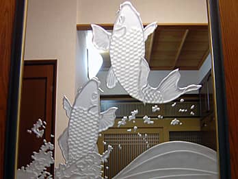 鯉を彫刻した鏡