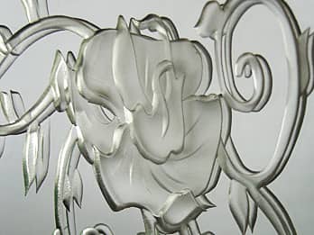 鏡に彫刻したランの花のクローズアップ画像