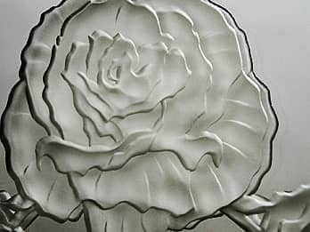 鏡に彫刻した薔薇の花のクローズアップ画像
