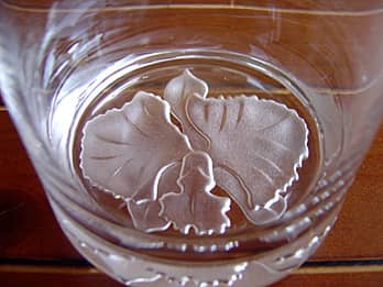 カトレアの花を底面に彫刻したロックグラス