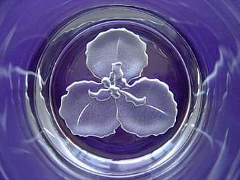 グラス底面に彫刻した「アイリス」のクローズアップ画像