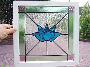 蓮の花をモチーフとしたデザインのステンドグラスパネル・ブルー（スクエアM）