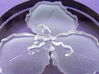 ガラス製ペーパーウェイトに彫刻したアイリスのクローズアップ画像