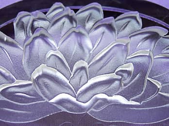 ガラス製ペーパーウェイトに彫刻した蓮の花のクローズアップ画像