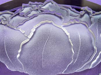 ガラス製ペーパーウェイトに彫刻したチューリップのクローズアップ画像