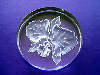 カトレアの花を彫刻した、丸形のクリスタルガラス製ペーパーウェイト