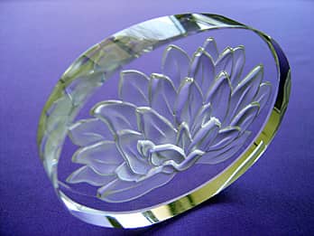 蓮の花の彫刻を施した、楕円形のクリスタルガラス製ペーパーウェイト