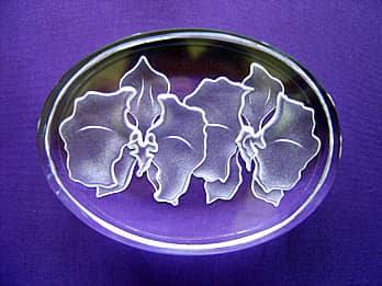 胡蝶蘭の彫刻を施した、楕円形のクリスタルガラス製ペーパーウェイト
