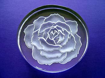 バラの花の彫刻を施した、丸形のクリスタルガラス製ペーパーウェイト