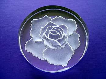 バラの花の彫刻を施した、平たい丸形のクリスタルガラス製ペーパーウェイト