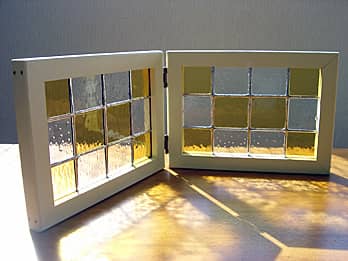黄色と透明な正方形のステンドグラスピースを格子状に配置したステンドグラスを、木枠で囲った卓上衝立・パーティション