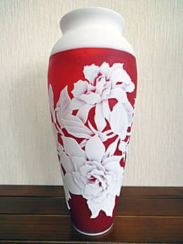 くちなしの花の彫刻を側面に施した、色被せガラス製の壺型花瓶