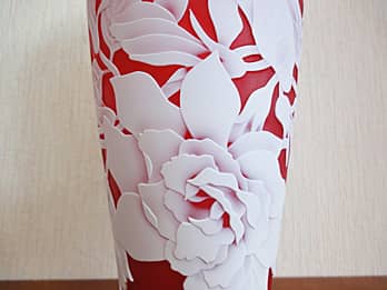 花瓶の側面に彫刻した「くちなしの花」のクローズアップ画像